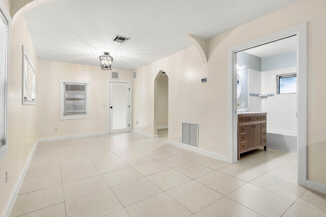 Building Photo - 409 S M St