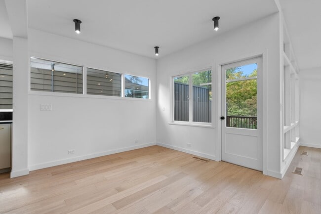 Building Photo - 3bd/2.5ba Seattle House