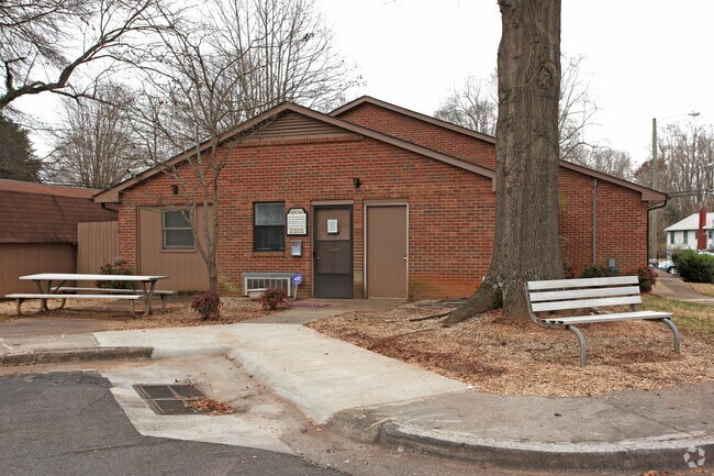 Building Photo - Southmont Apartments