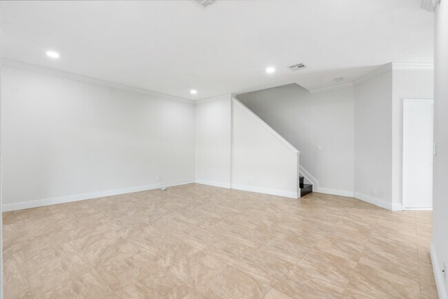 Building Photo - 5611 NW 118th Dr