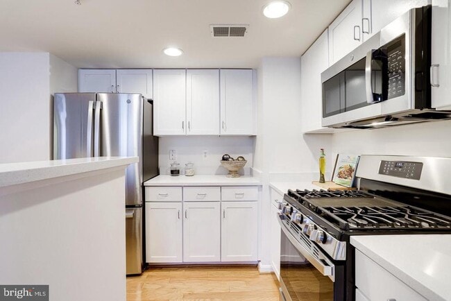 Building Photo - 2220 Fairfax Dr