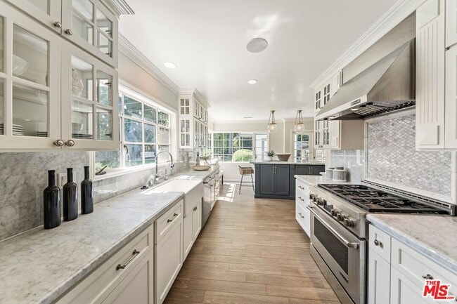 Building Photo - 2107 Coldwater Canyon Dr