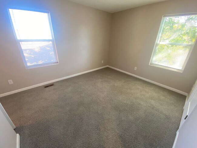 Building Photo - Spacious Englewood Home