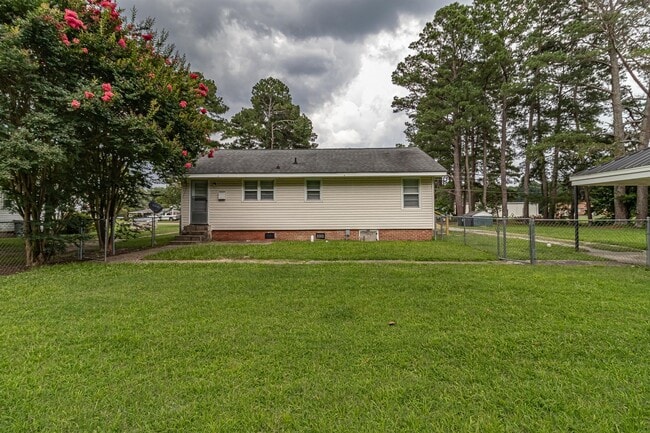Building Photo - ADORABLE Renovated 3 BR | 1 BA Home in Gol...