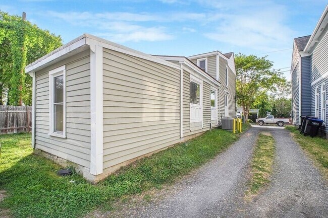 Building Photo - 307 Hawke St