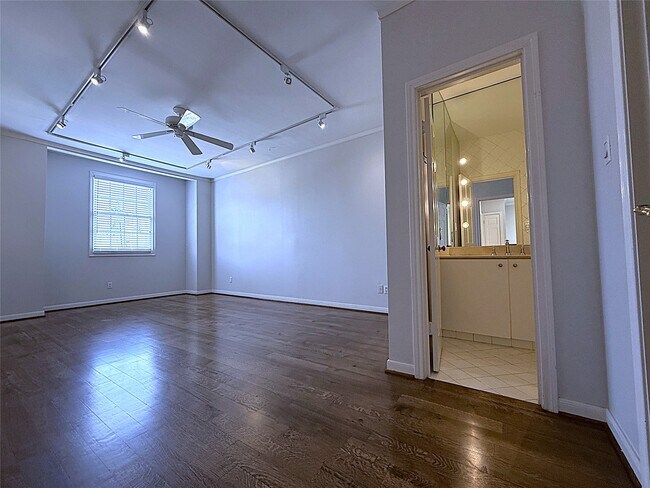 Building Photo - 2813 Saint St