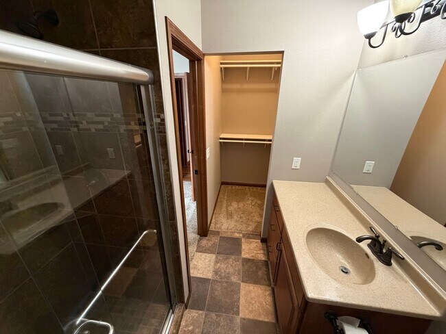 Building Photo - Feels like a New Home!