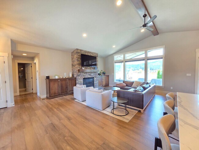 Building Photo - $4,800 - 5 Bed / 3 Bath Custom Built Home w/ Private Sport Court & Golf Green