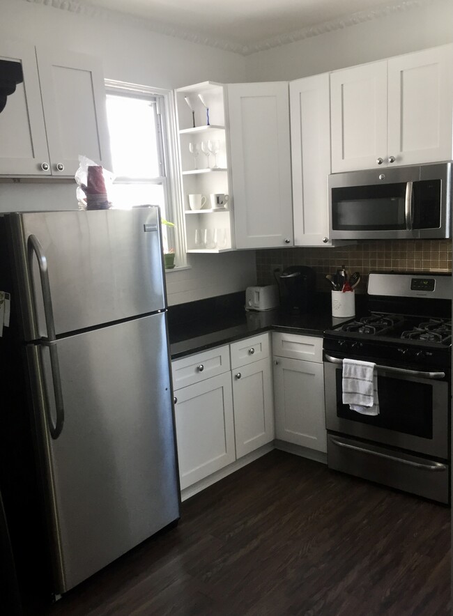 Building Photo - 644 W Schubert Ave