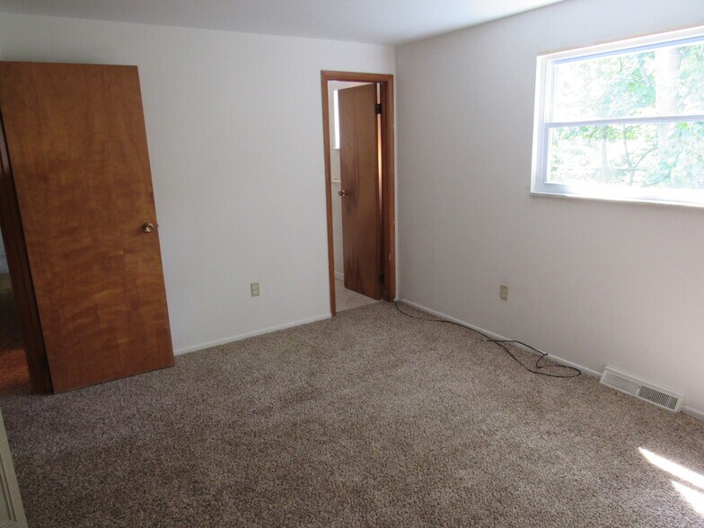 Building Photo - 124 Treeview Dr