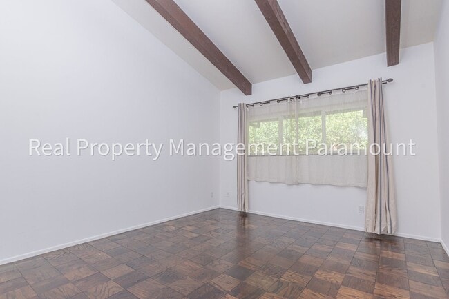 Building Photo - Don't miss out! 2 Bed 2 bath ready to go!