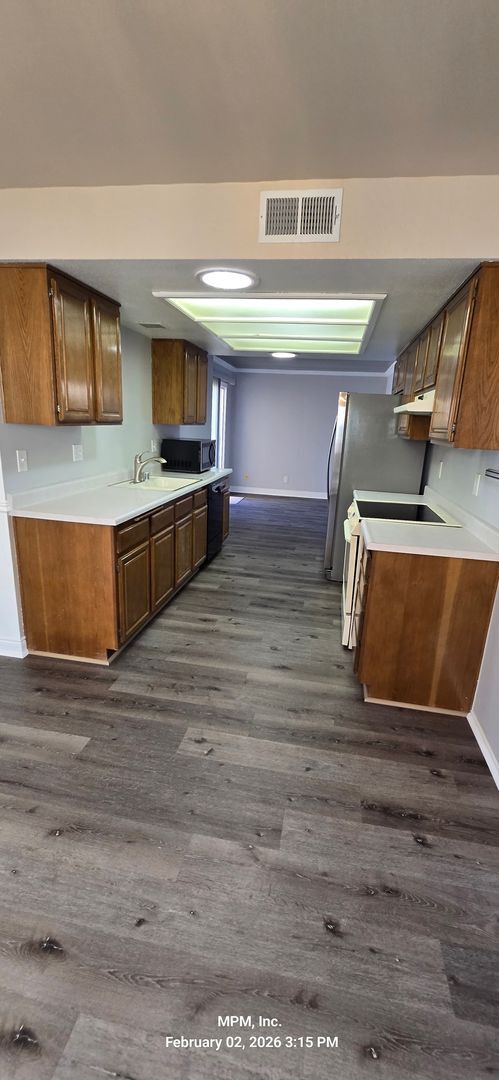 Building Photo - Lovely 2 bed 2 bath in 55 and over community