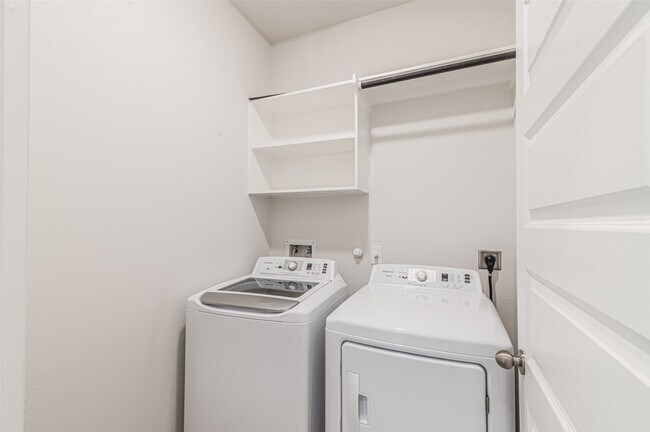 Building Photo - 7431 Sail Hl Dr