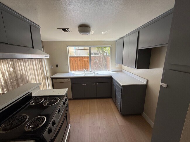 Building Photo - Bright and Airy 2 Story 2 BR/1.5BA townhom...