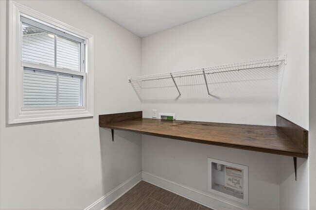 Building Photo - 4 Bedroom Pet Friendly Home For Rent with Club House, Comm. Pool, & Comm Gym Access!