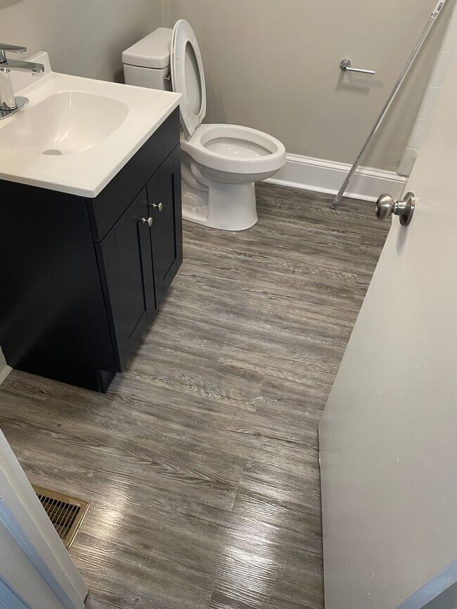 Building Photo - Two Bedroom 1.5 Bath Townhome for Rent