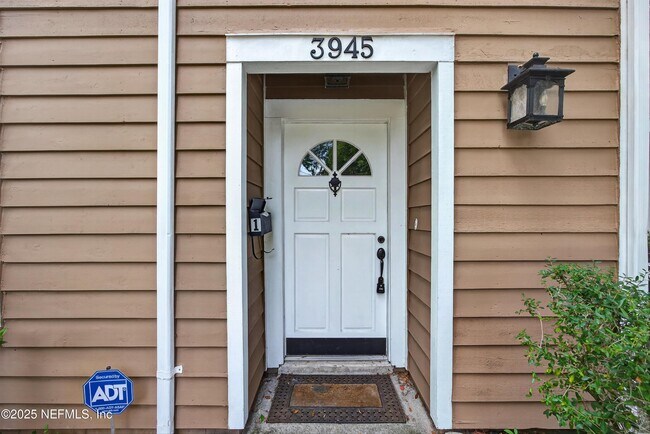 Building Photo - 3945 Oak St