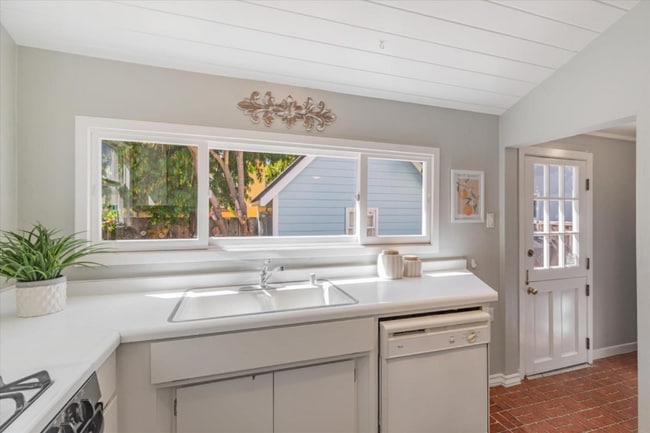 Building Photo - 1555 Lincoln Ave