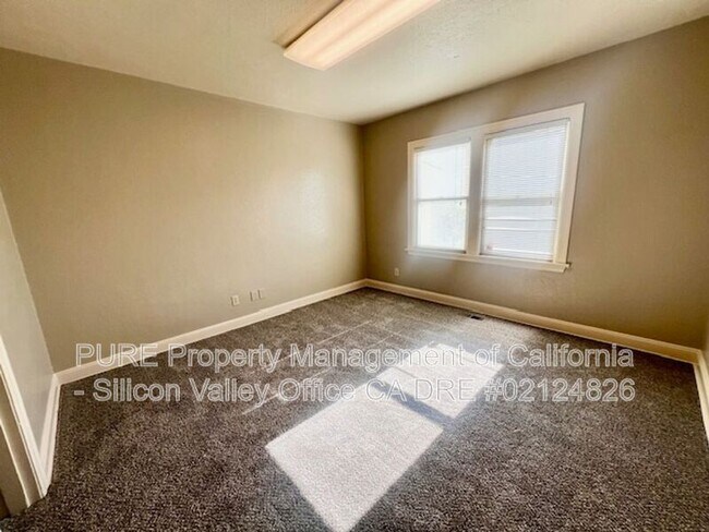 Building Photo - 717 E Lake Ave