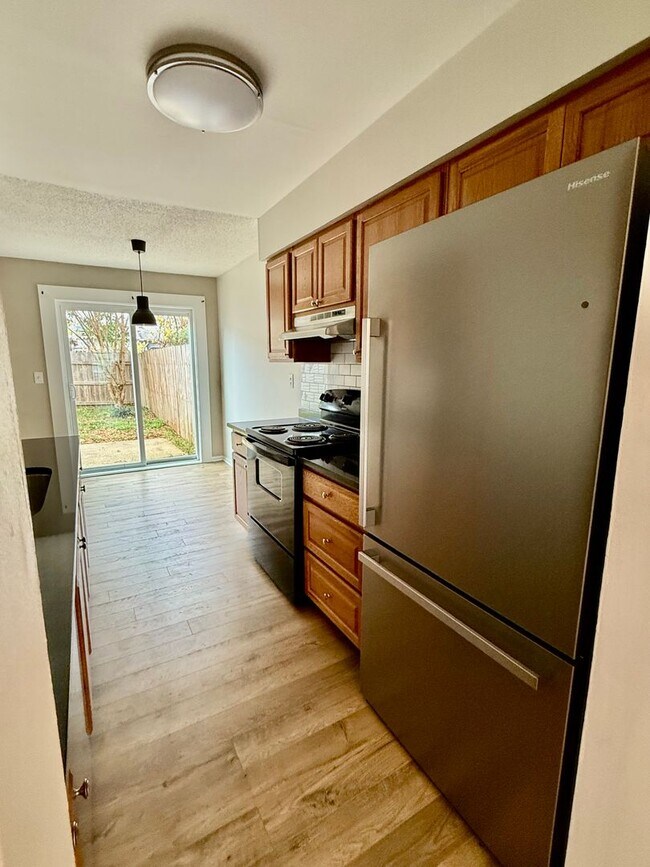 Building Photo - 3BD/2.5BA Brick Townhouse in Washington Commons off of Great Neck! Renovated throughout!