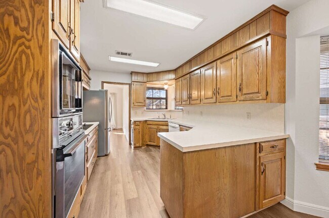 Building Photo - "Charming 3-Bed Oasis with Fireplace in the Heart of Grapevine – 2,238 Sq Ft of Comfort!"