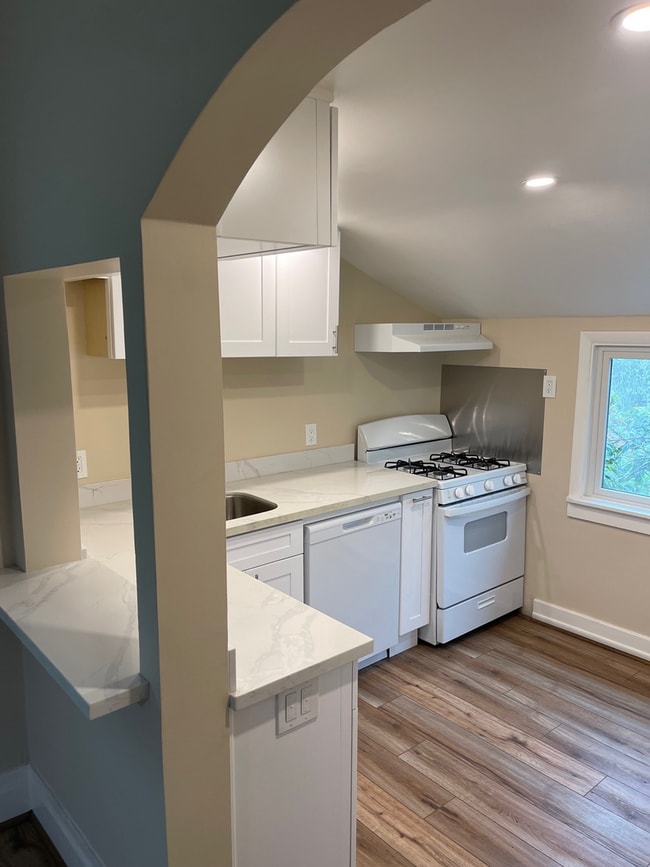 Building Photo - Updated Bernal Heights Holly Park Bungalow