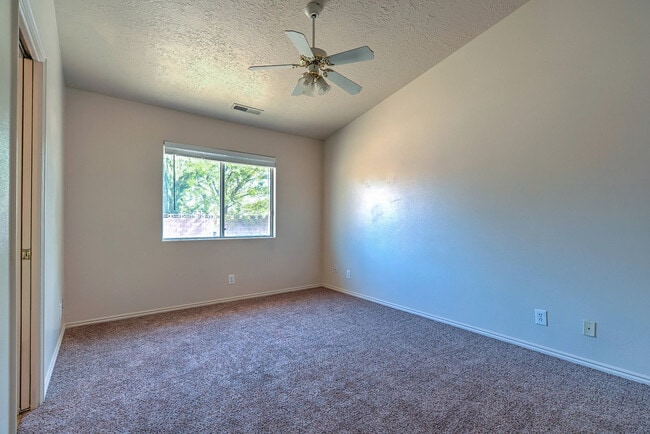 Building Photo - 3 Bedroom 2 bathroom home located near the...