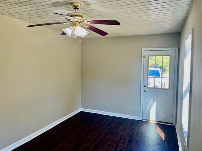 Building Photo - 15 Glenda Dr SW