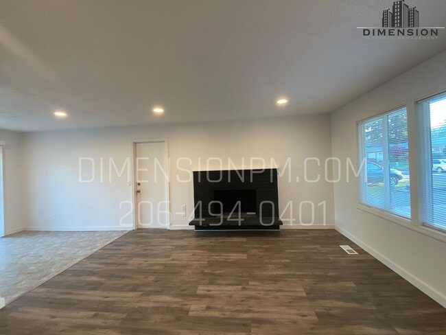 Building Photo - Ready to Move in Refreshed Ramber!