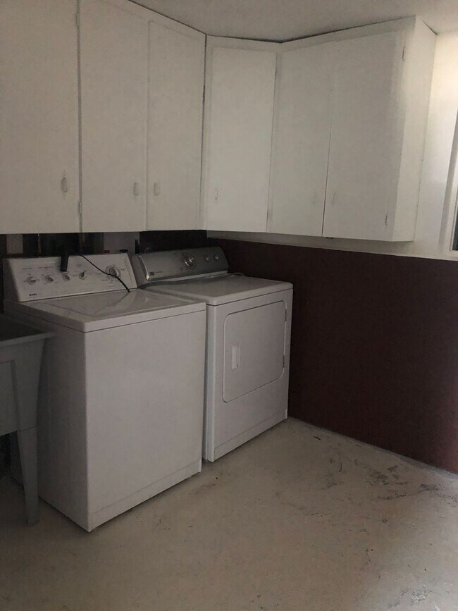 Building Photo - Half of a Duplex Available - 4 Bedroom 2 Bathroom in Lakewood