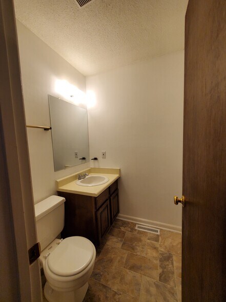 Building Photo - 3 Baytree Ct