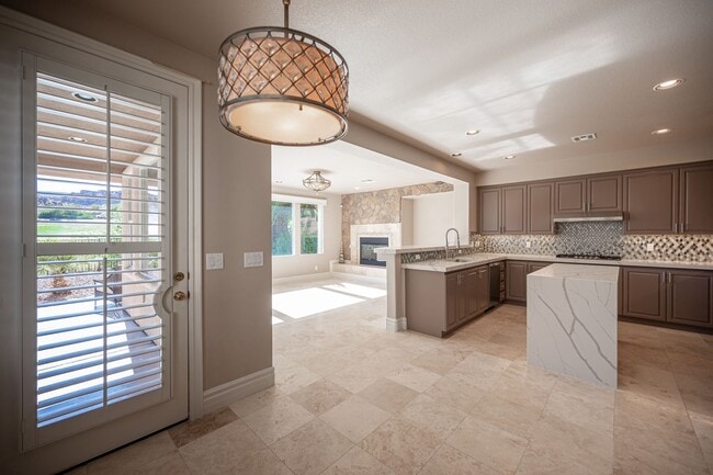 Building Photo - Live The Red Rock Country Club Lifestyle!!