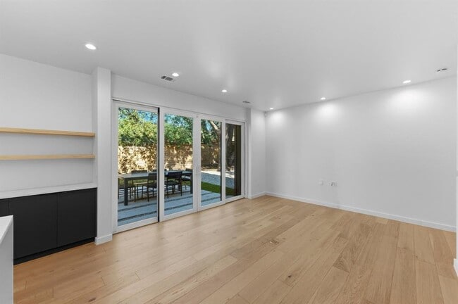 Building Photo - 5006 Gladeview Dr