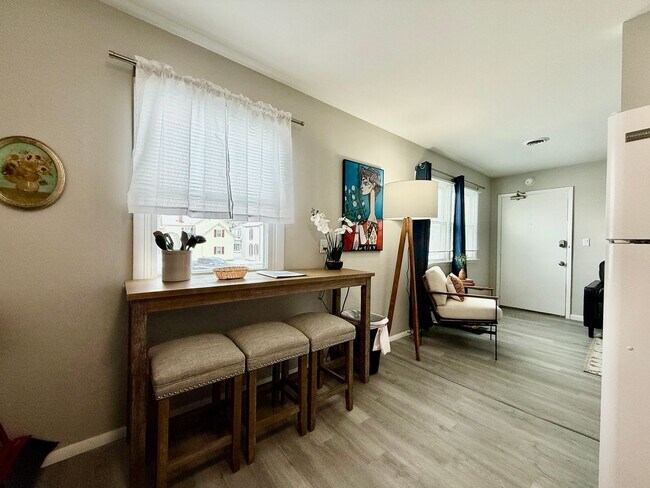 Building Photo - Cozy Two Bedroom Apartment in the City Center