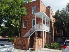 Building Photo - Two Bedroom Townhome Close to Forsyth Park