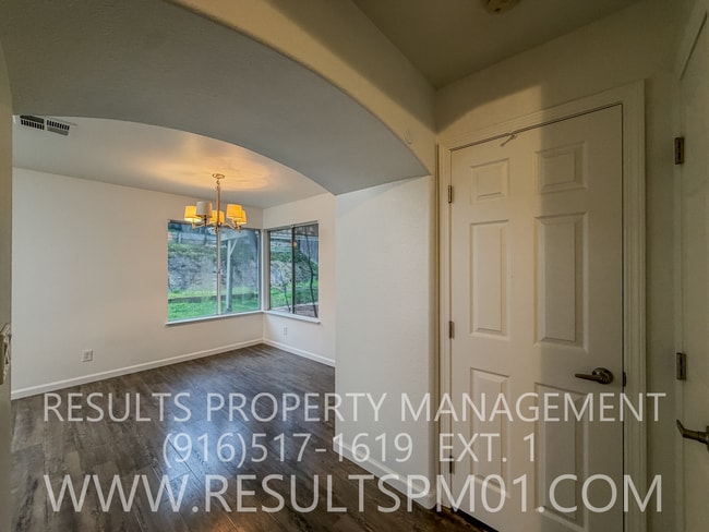 Building Photo - Beautiful Rocklin Light and bright Home!