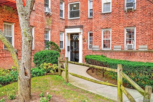 Building Photo - 770 Bronx River Rd