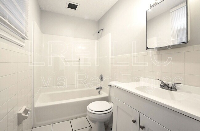 Building Photo - 2713 Rodman St