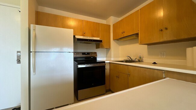 Building Photo - Convenient Downtown  1 Bed 1 Bath 1 Parking in the Kukui Plaza