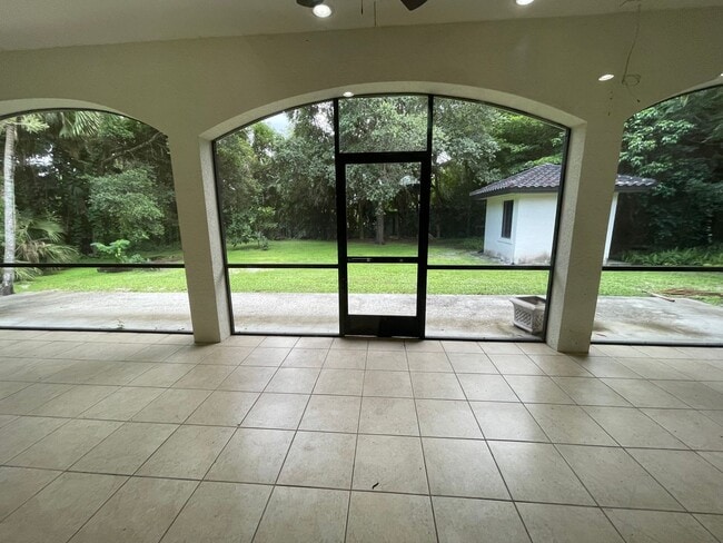 Building Photo - ANNUAL RENTAL - 3 BEDROOM + DEN/ 3 BATH SP...