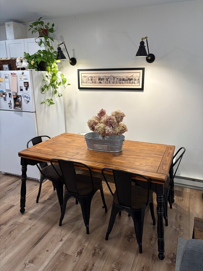 Building Photo - 160 Bronson St