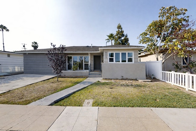 Building Photo - 6BD/3BA, Renovated Backyard!