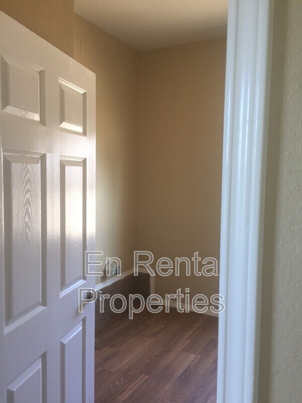 Building Photo - 601 W Beach St