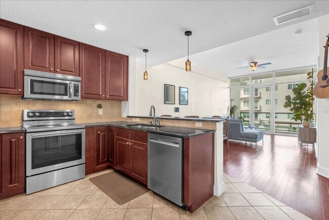 Building Photo - “Live Steps from Lake Eola in Thornton Park District”