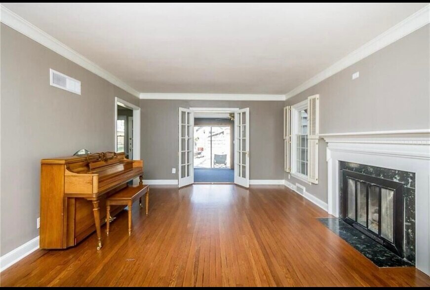 Main Living Room - 724 W Gregory Blvd