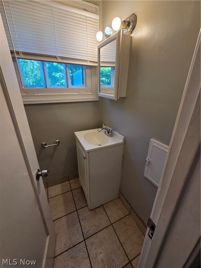 Building Photo - 1405 Villa Dr