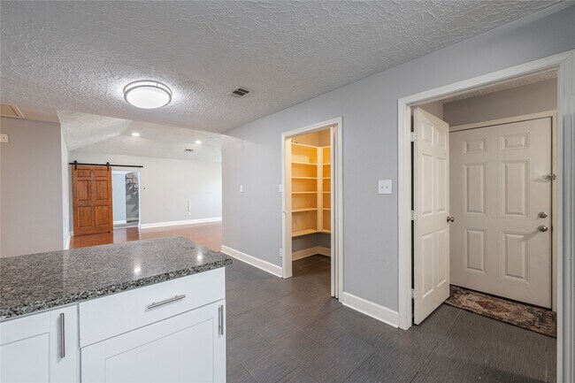 Building Photo - 407 Juniper Ct