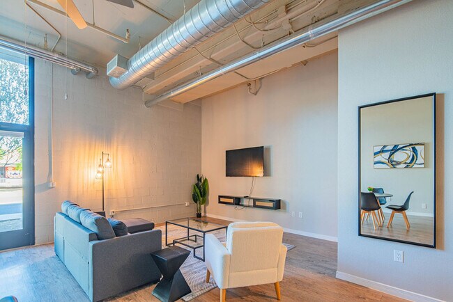 Building Photo - 1275 E University Dr