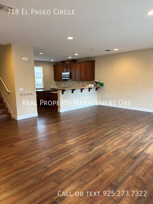 Building Photo - 718 El Paseo Cir