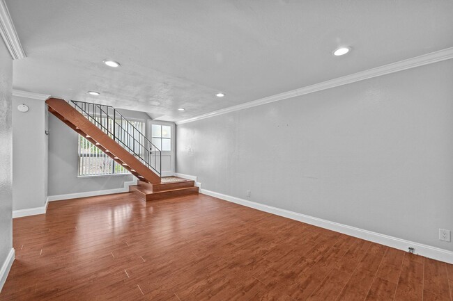 Building Photo - Beautiful Townhome in Mission Viejo